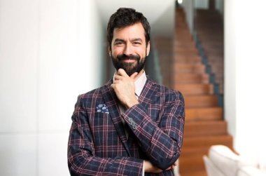 İyi giyimli adam evin içinde düşünme