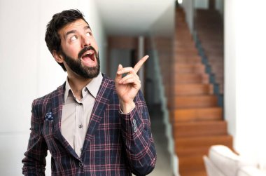 İyi giyimli adam evin içinde düşünme