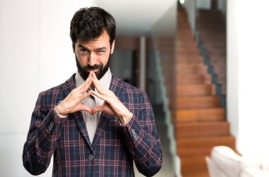 İyi giyimli adam evin içinde düşünme