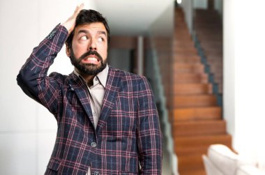 İyi giyimli adam evin içinde şüpheleri