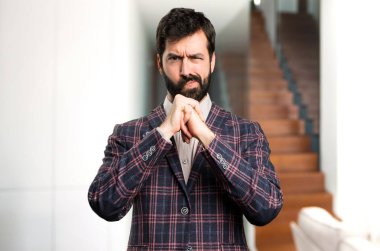 İyi giyimli adam evin içinde kavga