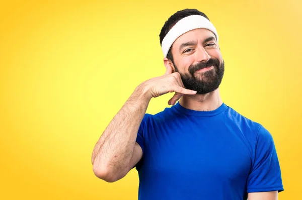 Αστεία αθλητή κάνοντας χειρονομία τηλέφωνο σε πολύχρωμο φόντο — Φωτογραφία Αρχείου