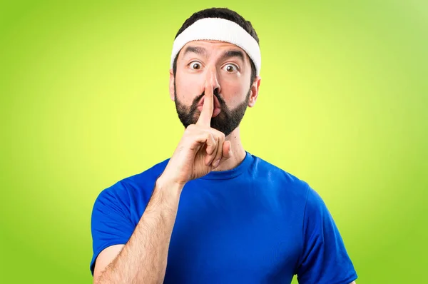 Deportista divertido haciendo gesto de silencio sobre fondo colorido —  Fotos de Stock