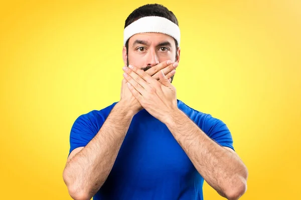 Esportista engraçado cobrindo sua boca em fundo colorido — Fotografia de Stock