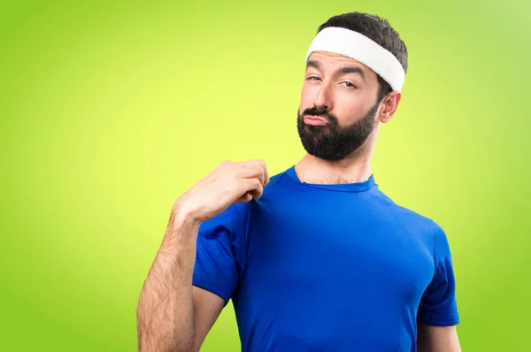 Legrační sportovec hrdý na barevné pozadí — Stock fotografie