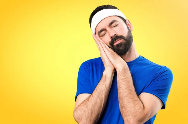 Αστεία αθλητή κάνοντας χειρονομία ύπνου σε πολύχρωμο φόντο — Φωτογραφία Αρχείου