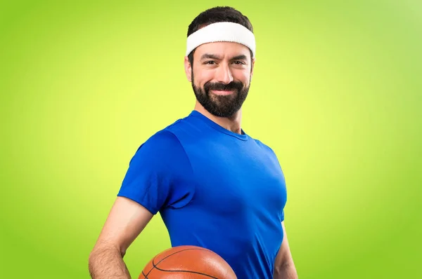 Desportista engraçado feliz com bola de basquete em backgr colorido — Fotografia de Stock