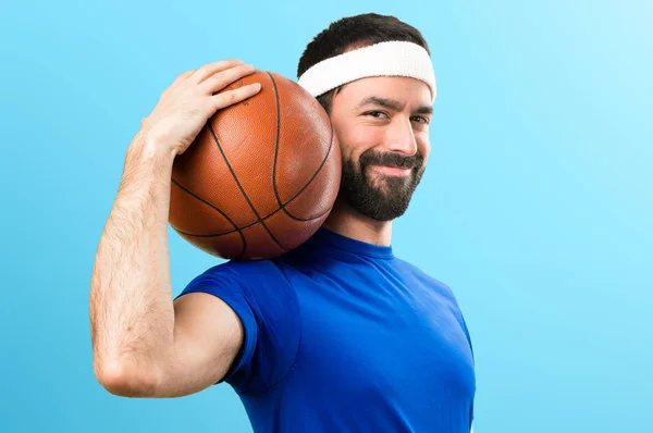 Feliz deportista divertido con pelota de baloncesto en backgr colorido — Foto de Stock