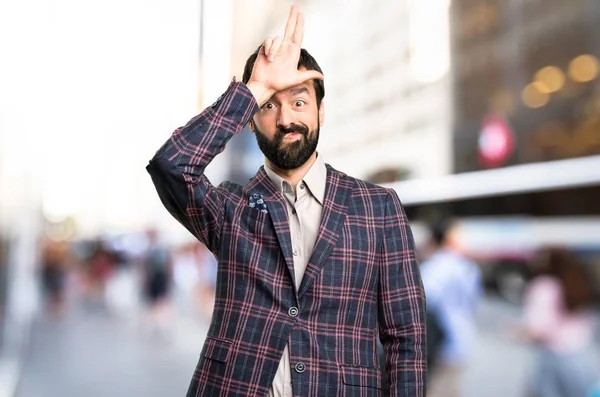 Välklädd man gör förlorare logga i staden — Stockfoto