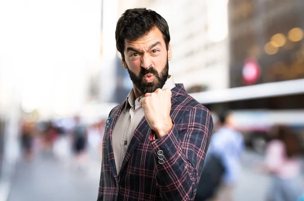 Homem bem vestido lutando na cidade — Fotografia de Stock