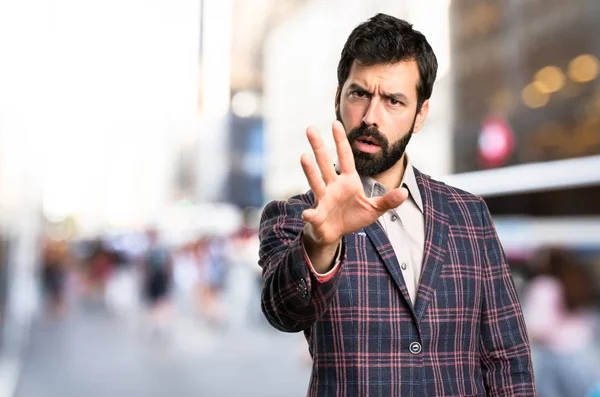 İyi giyimli adam dur işareti şehirde yapma — Stok fotoğraf
