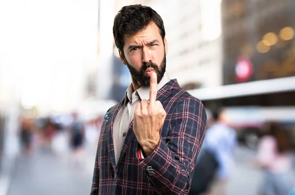 Dobře oblečený muž dělat roh gesto ve městě — Stock fotografie