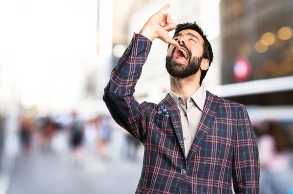 İyi giyimli adam şehirde sarhoş jest yapma