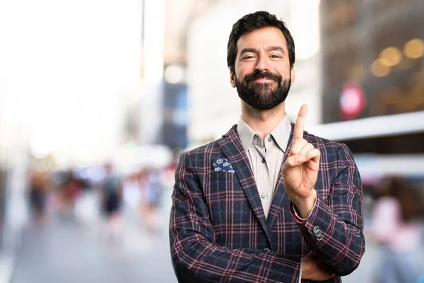 Välklädd man räknar en i staden — Stockfoto