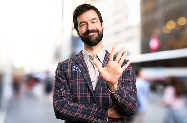 Hombre bien vestido contando cinco en la ciudad —  Fotos de Stock