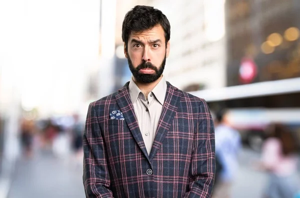 Triste hombre bien vestido en la ciudad —  Fotos de Stock