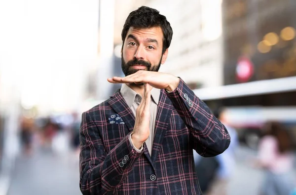 Goed geklede man maakt time-out gebaar in de stad — Stockfoto