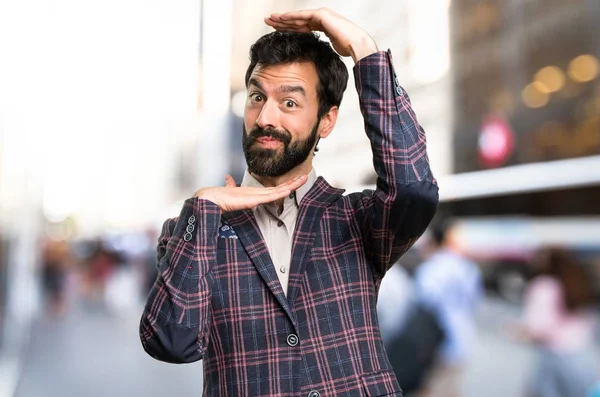 Dobře oblečený muž se zaměří svou tvář ve městě — Stock fotografie