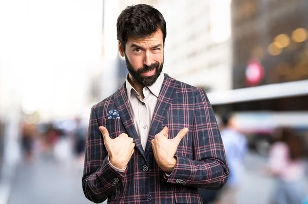 Dobrze ubrany mężczyzna podejmowania gest niespodzianka w mieście — Zdjęcie stockowe