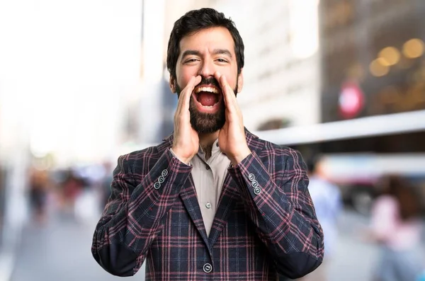 Hombre bien vestido gritando en la ciudad — Foto de Stock