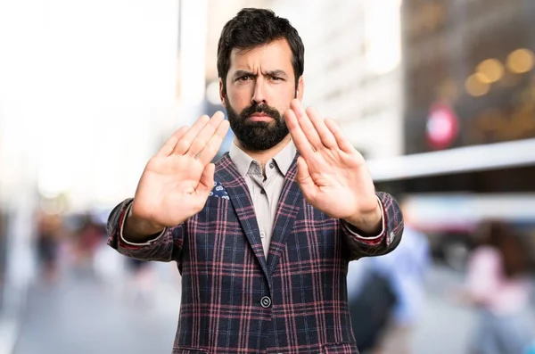 Hombre bien vestido haciendo señal de stop en la ciudad — Foto de Stock