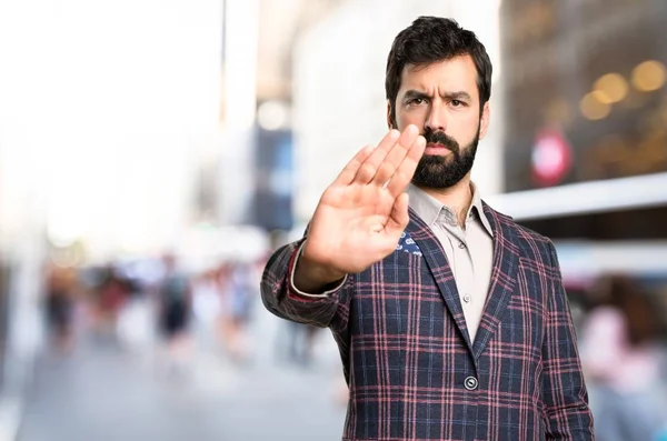 İyi giyimli adam dur işareti şehirde yapma — Stok fotoğraf