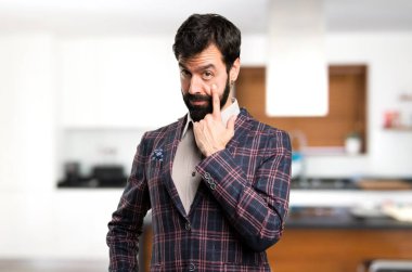 İyi giyimli adam bir şey evin içinde gösterilen