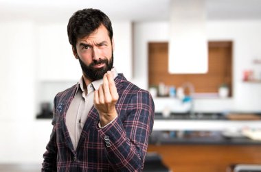 İyi giyimli adam yapma para jest evin içinde