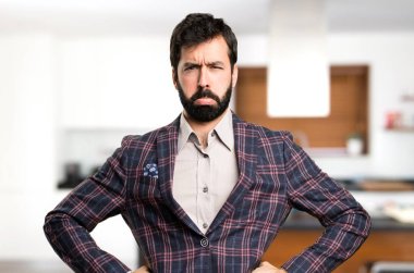 Evin içinde üzgün iyi giyimli adam