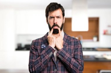 Evin içinde üzgün iyi giyimli adam