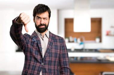 İyi giyimli adam evin içinde kötü sinyal verme