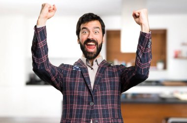 Evin içinde şanslı iyi giyimli adam