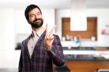 İyi giyimli adam yapma zafer jest evin içinde