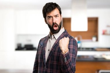 Evin içinde şanslı iyi giyimli adam