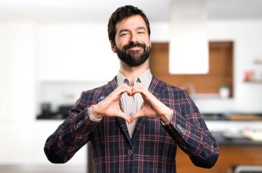 Evin içinde iyi giyimli adam
