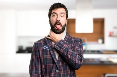 Kendini evin içinde boğulan iyi giyimli adam