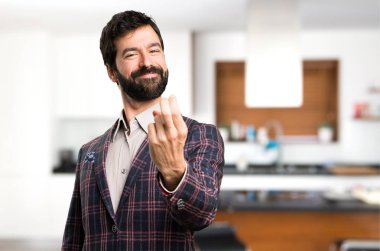 İyi giyimli adam evin içinde önümüzdeki jest yapıyor