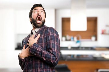 Evin içinde aşık iyi giyimli adam