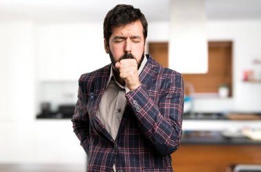 İyi giyimli adam çok evin içinde öksürük