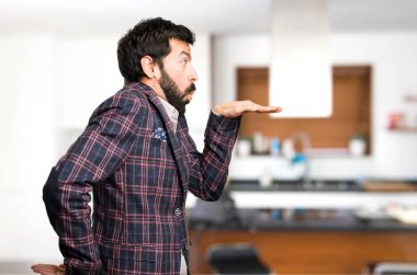 İyi giyimli adam evin içinde dans