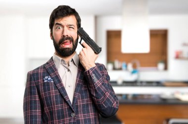 İyi giyimli adam evin içinde intihar cometing