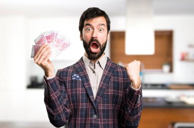 Sürpriz iyi giyimli adam evin içinde bir sürü para alarak