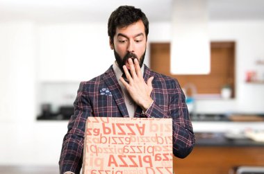 İyi sürpriz giyinmiş Pizza evde tutan adam