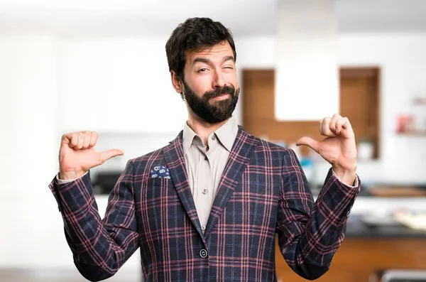 Goed geklede man trots op zichzelf in huis — Stockfoto