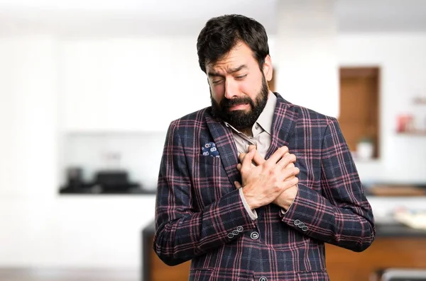 Hombre bien vestido con dolor de corazón dentro de casa —  Fotos de Stock