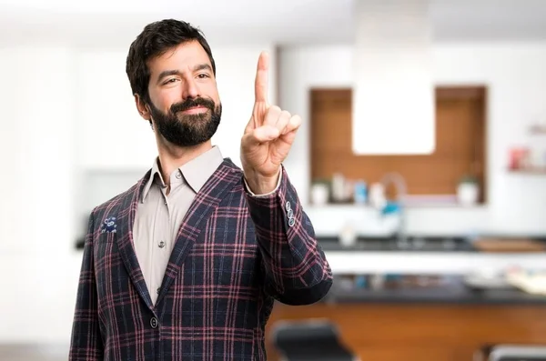 Välklädd man röra på transparent skärm inne i hus — Stockfoto