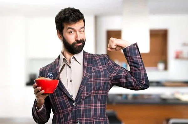 Goed geklede man met een kom van granen in huis — Stockfoto