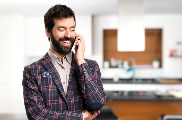 İyi giyimli adam evin içinde telefon konuşma — Stok fotoğraf