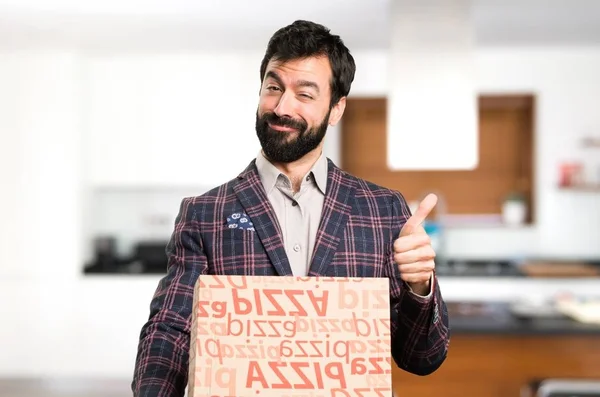 Pizza evde tutan adam mutlu şey giymiş — Stok fotoğraf