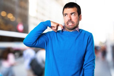 Odaklanmamış arka plan ateş ile yakışıklı genç